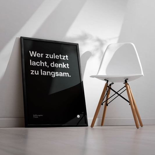 Wer zuletzt lacht, denkt zu langsam. – Poster mit Spruch