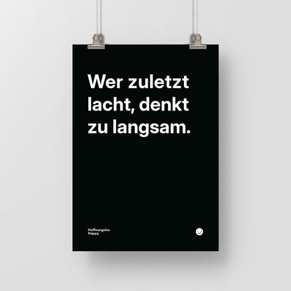Wer zuletzt lacht, denkt zu langsam. – Poster mit Spruch