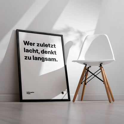 Wer zuletzt lacht, denkt zu langsam. – Poster mit Spruch