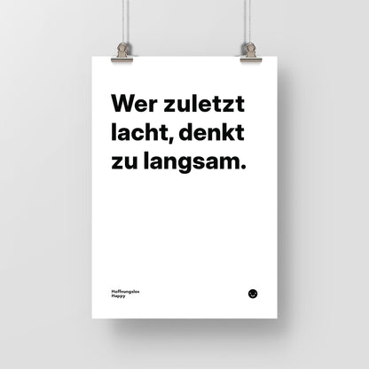 Wer zuletzt lacht, denkt zu langsam. – Poster mit Spruch
